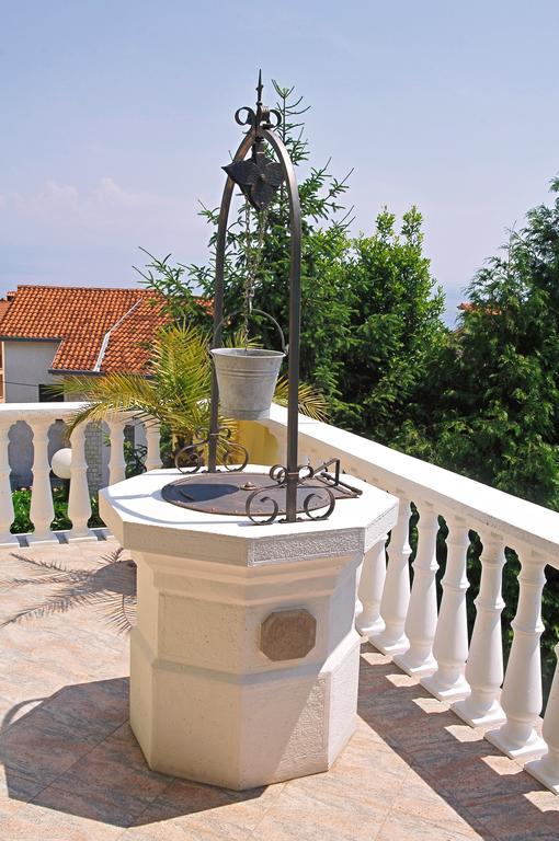 Apartments Petricic With Swimming Pool Ичичи Экстерьер фото